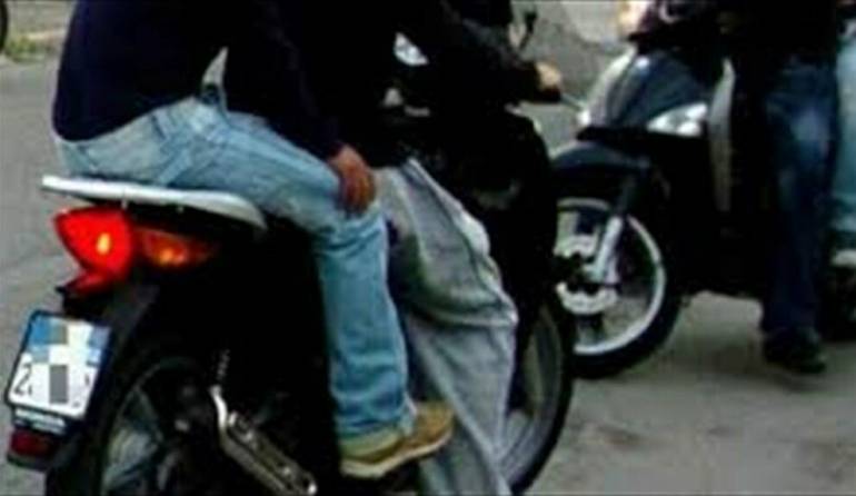 A Napoli fuga contromano sullo scooter, si schiantano: denunciati
