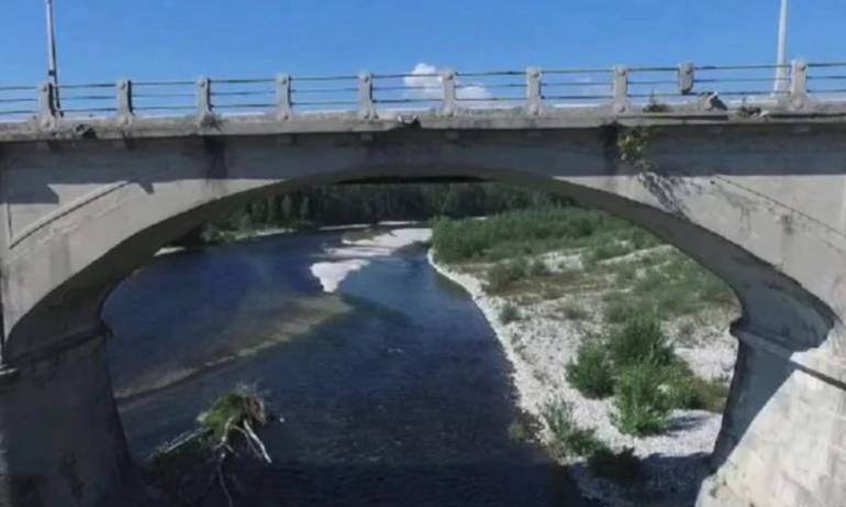Si getta da un ponte col figlioletto: lei muore, il bimbo grave