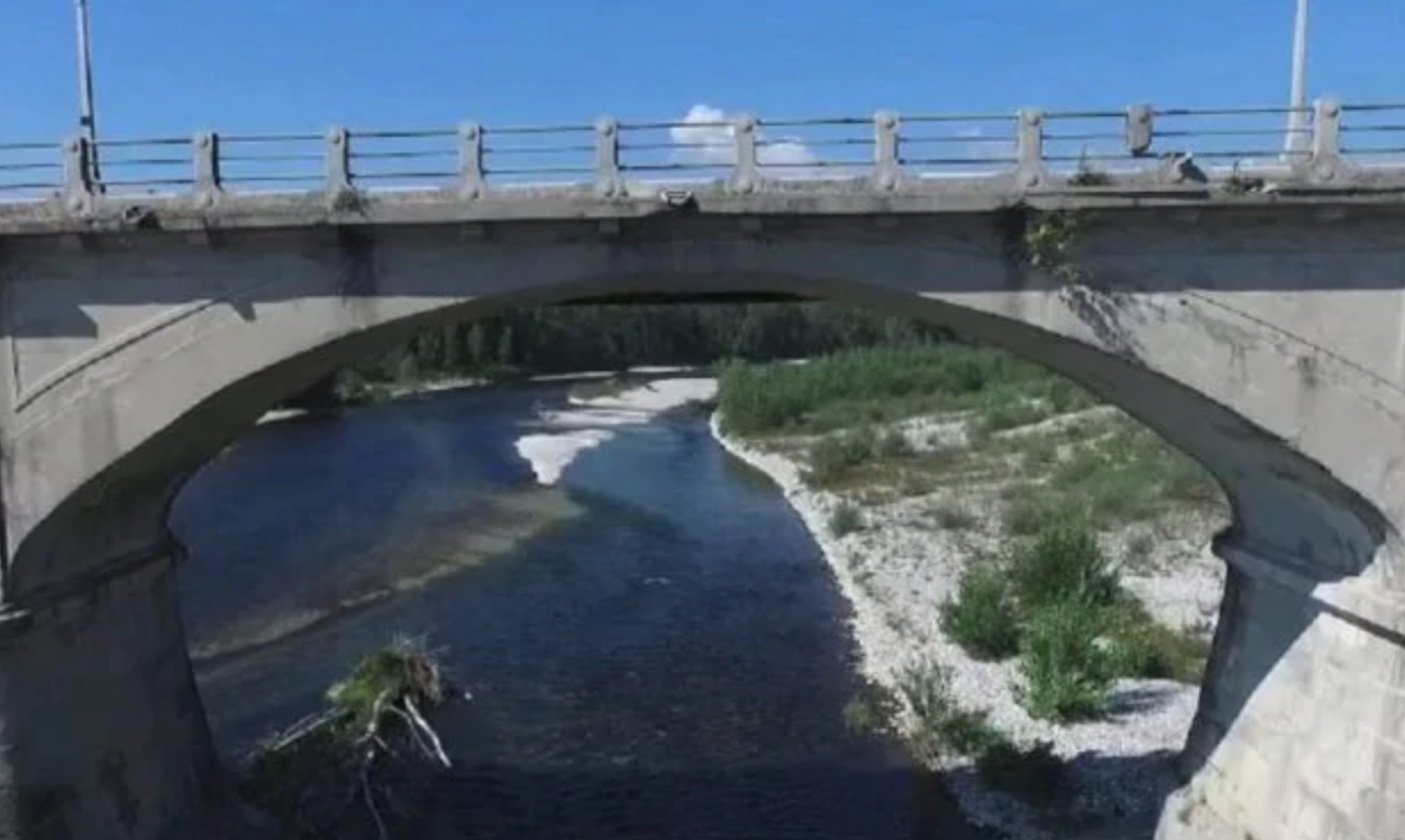 Si getta da un ponte col figlioletto: lei muore, il bimbo grave