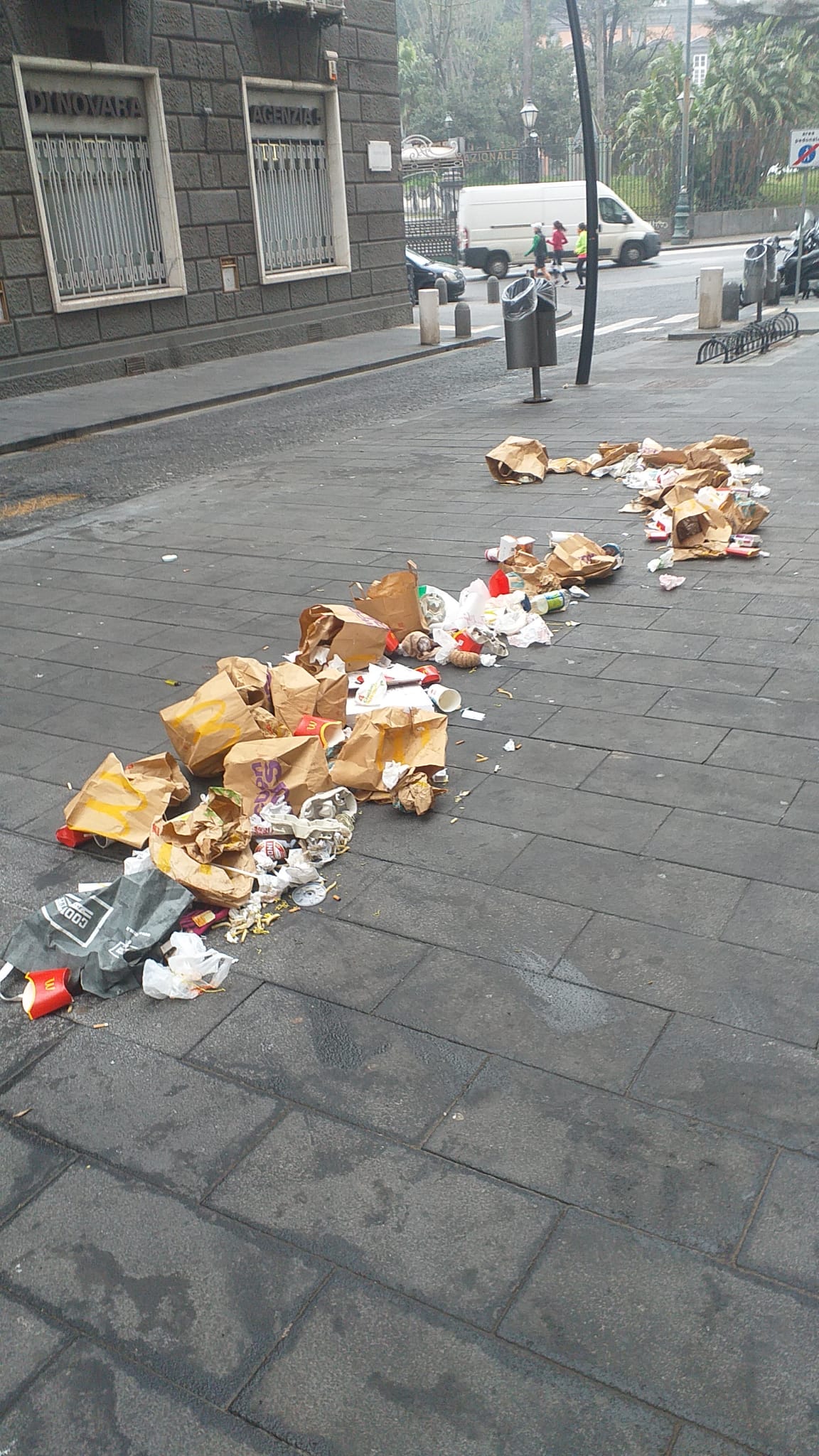 Napoli, Galleria Umberto I invasa da rifiuti del McDonald’s