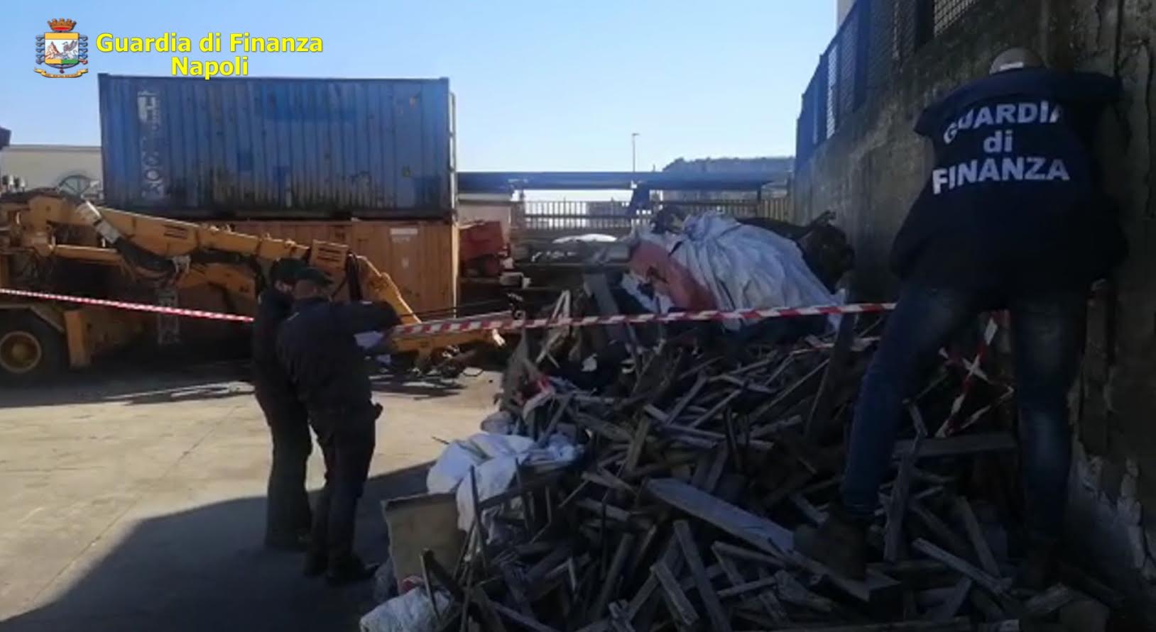 Discarica di rifiuti nella zona del porto di Napoli, denunciato 62enne