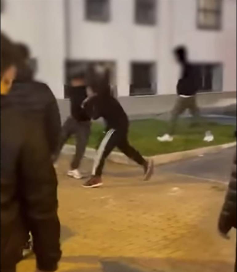 Rissa tra ragazzini a Pomigliano, tutti senza mascherina incitano alla violenza.IL VIDEO