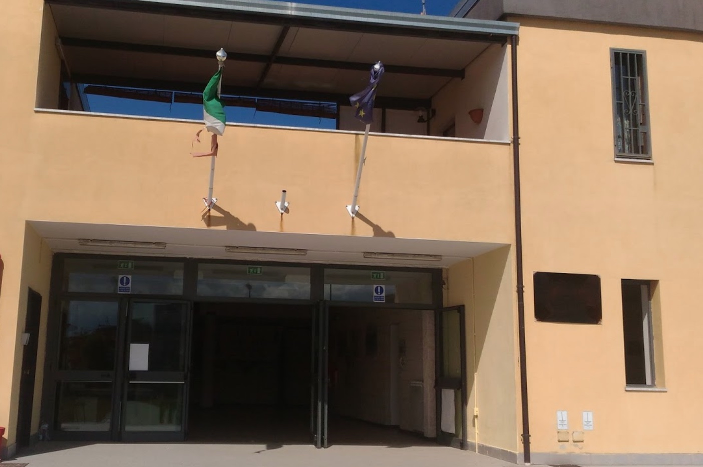 Grumo Nevano, spacca il vetro di una scuola: 42enne denunciato