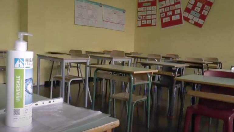 Cluster Covid nelle scuole di Somma Vesuviana: il sindaco le chiude