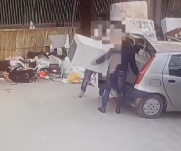 Sversano rifiuti in strada: beccati dalle telecamere di videosorveglianza