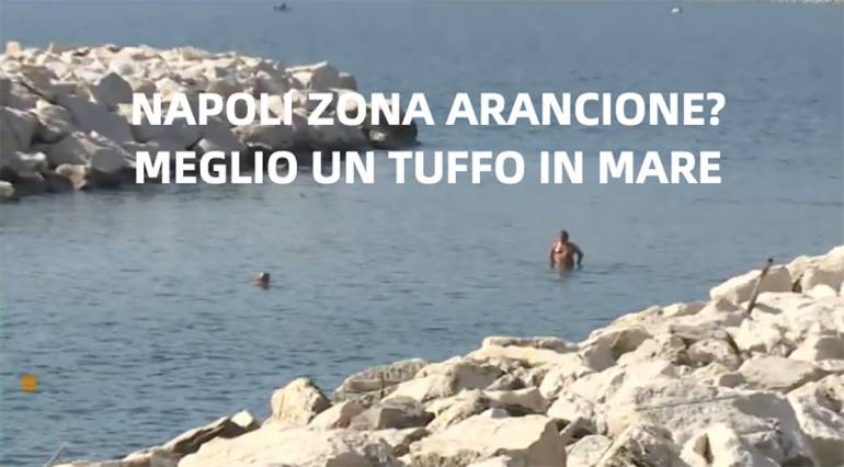 Napoli, tutti in fila per l’ultima pizza e tuffo in mare