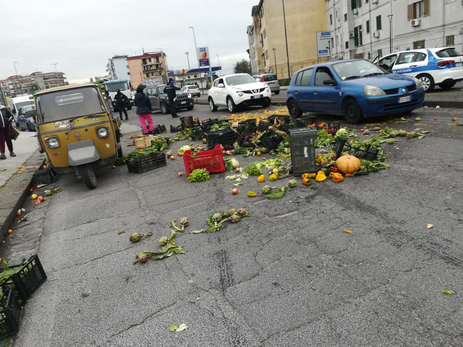 Napoli, venditori abusivi  aggrediscono i vigili. Denunciati, il loro veicolo risulta rubato