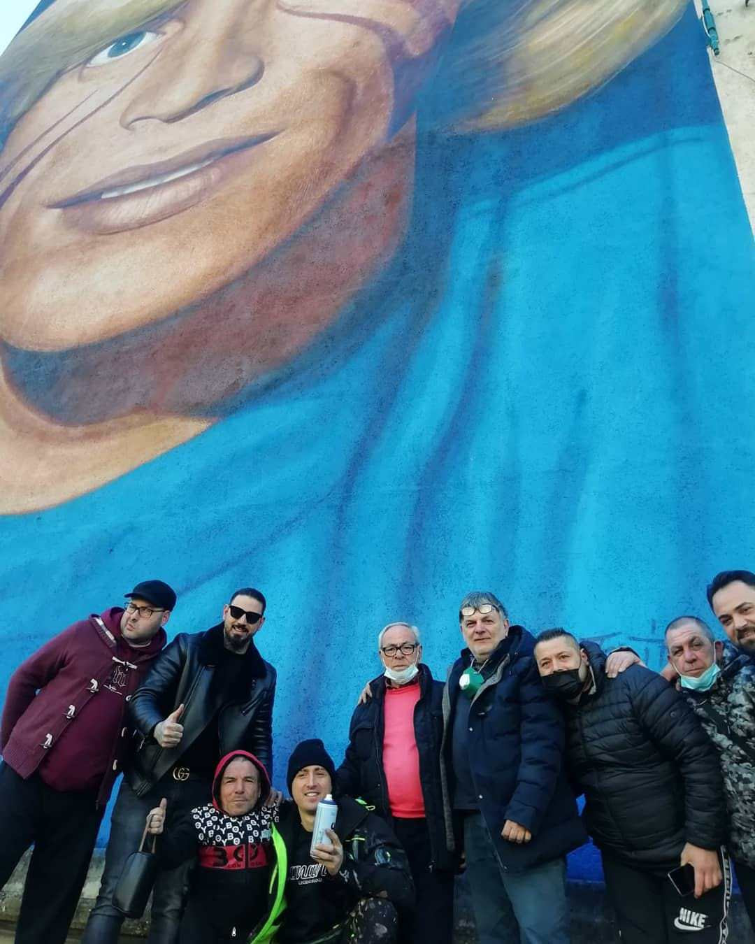 Napoli, ripristinato il murale di Nino D’Angelo sfregiato dopo la rimozione di quello del baby-rapinatore Caiafa