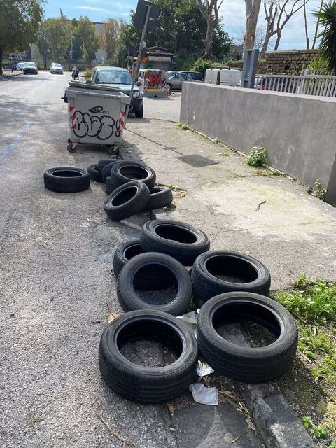 Napoli, il parco San Paolo, area residenziale, trasformato in una discarica di pneumatici
