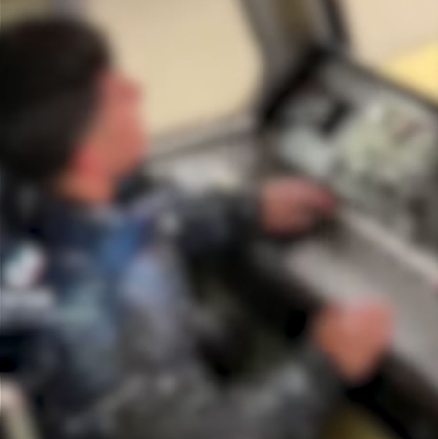 Si mette alla guida di un treno della Circumvesuviana e posta il video su TikTok: individuato e denunciato