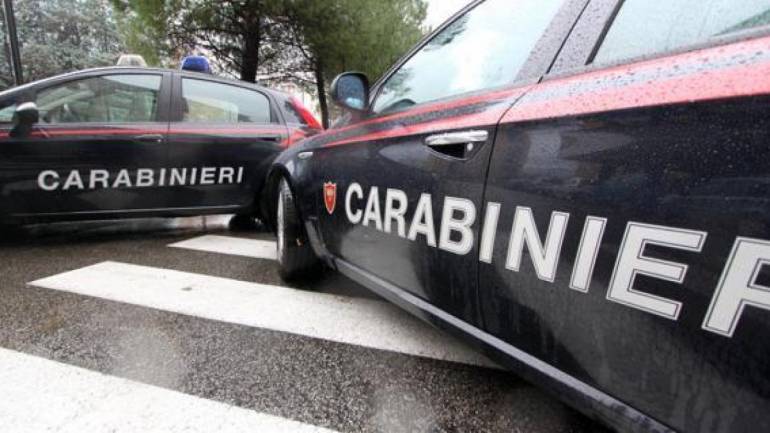 Napoli, aggredisce commerciante per derubarlo: bloccato da un carabiniere