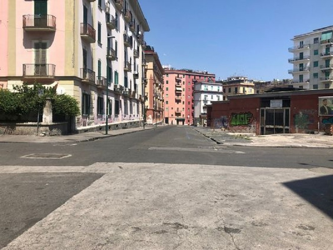 Napoli: incendio nel mercatino coperto in via Casale de Bustis