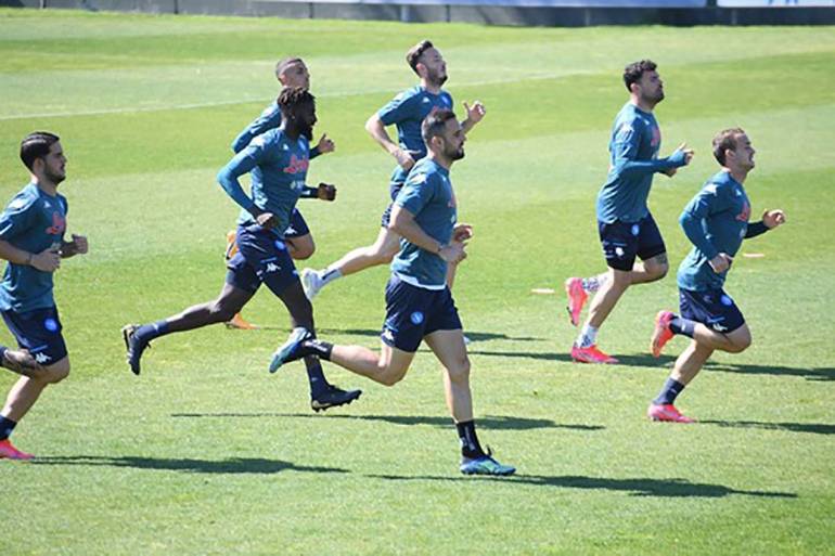 Napoli, tutti negativi al tampone, ok Petagna e Rrahmani