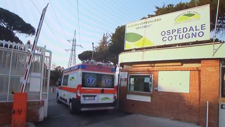 Napoli, la terapia intensiva del Cotugno piena di non vaccinati