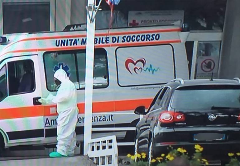 Napoli, dopo file Epifania: oggi una sola ambulanza al Cotugno