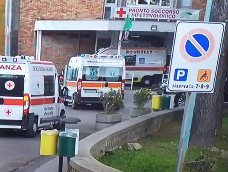 A Napoli ambulanze e auto in fila all’ospedale Cotugno