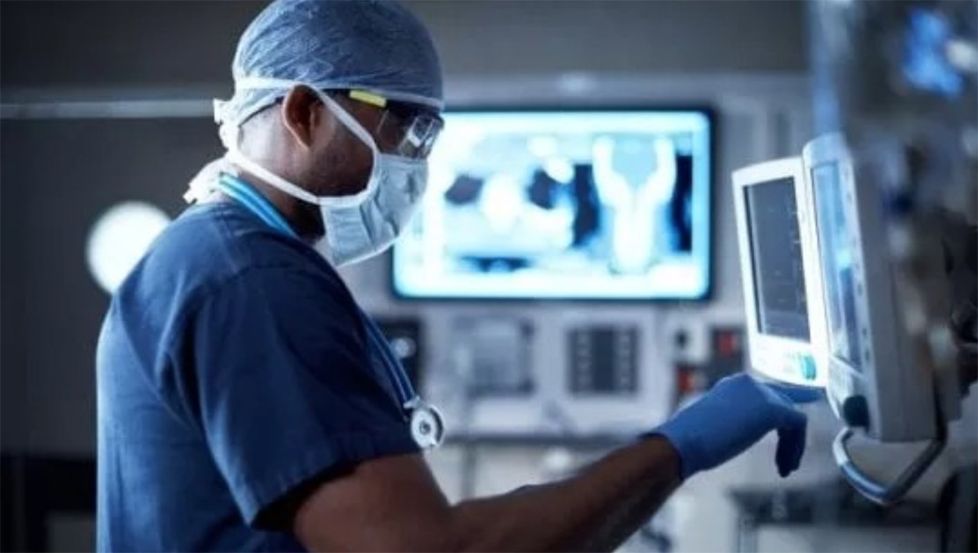 Bimbo di 2 anni ingerisce pila di un giocattolo, corsa all’ospedale