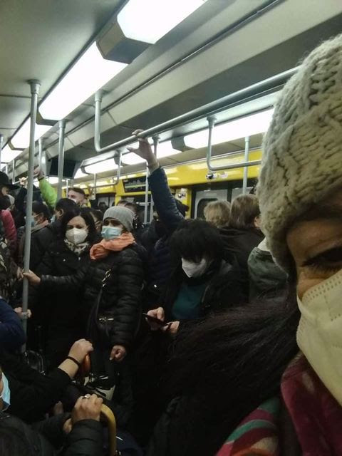 La zona rossa non ferma gli assembramenti su bus e metro a Napoli