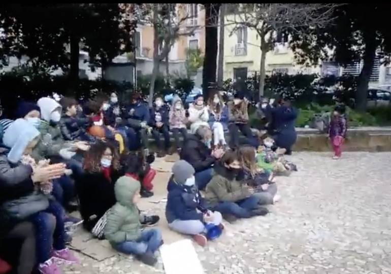 Napoli, bimbi a lezione nel bosco di Capodimonte per dire no alla Dad