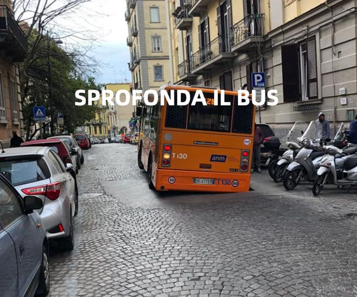 Napoli, bus sprofonda in una buca in strada