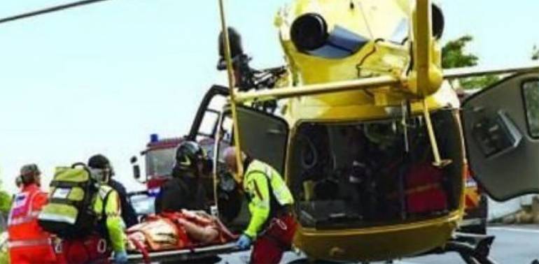 Cade sulla stufa accesa, anziana in gravi condizioni: trasferita con l’eliambulanza al Cardarelli