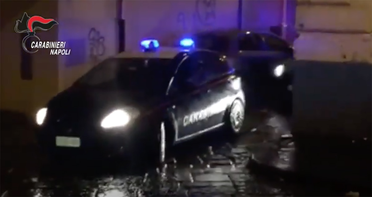 Napoli, in giro per Chiaia con droga e proiettili: arrestato 40enne