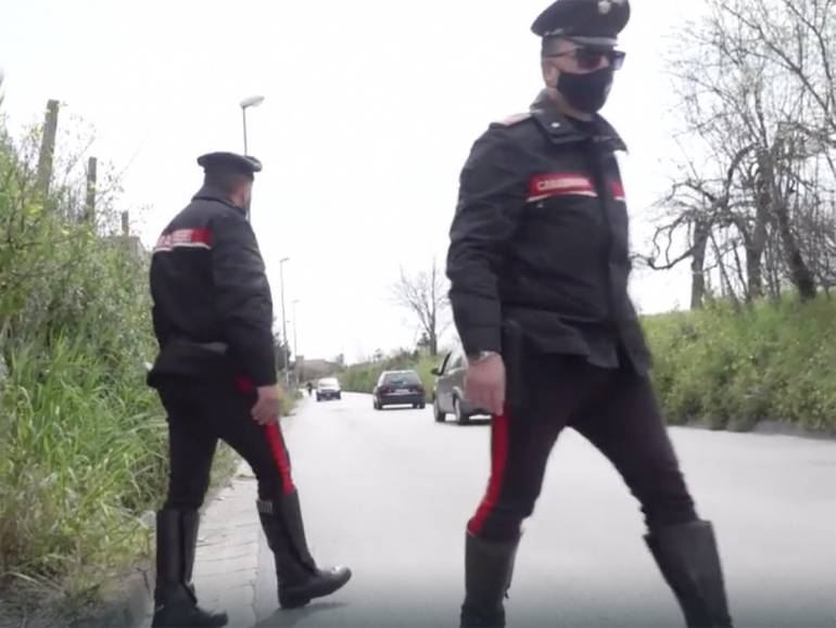 Trovato in strada ferito, muore in ospedale: caccia all’assassino
