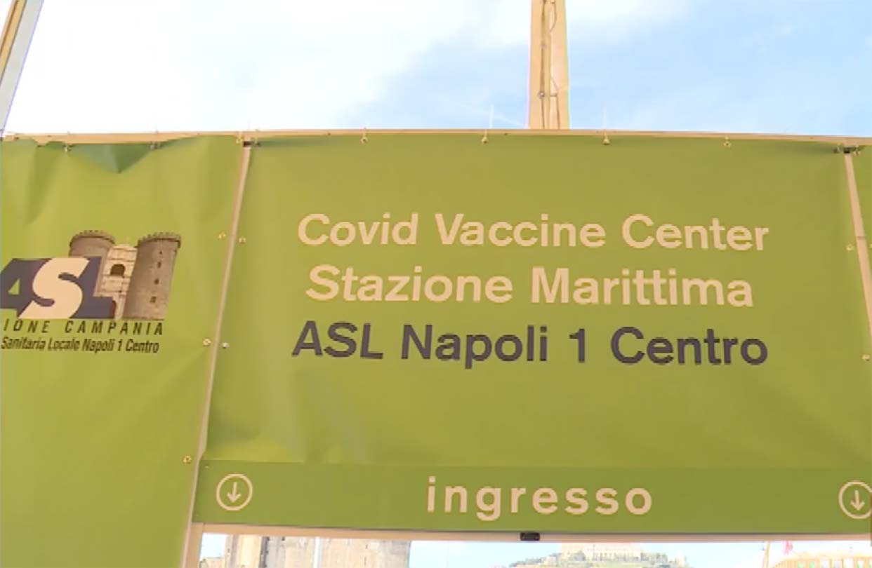 Vaccini Astrazeneca: a Napoli disertano anche i sanitari