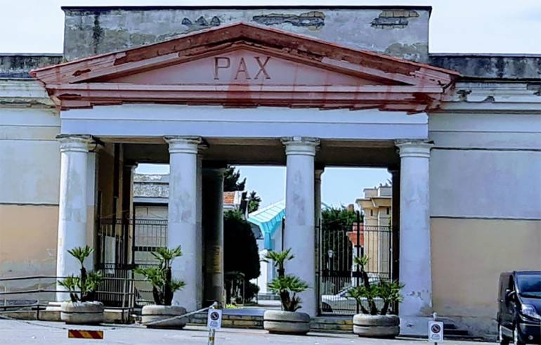 Rivolta e multe al funerale di una donna morta per covid: il dolore non ferma gli agenti
