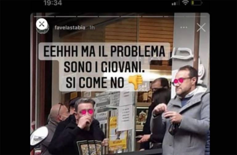 Castellammare, sui social spopola la foto del sindaco al bar