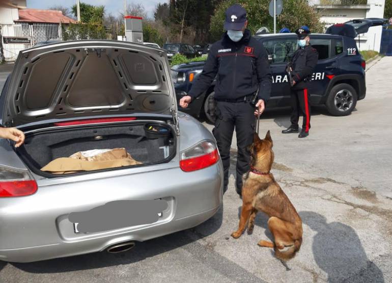 Napoli, pusher sorpreso in strada a spacciare