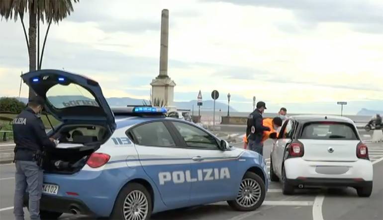 A Napoli chiosco abusivo e sdraio ai bagnanti sul lungomare: denunciata
