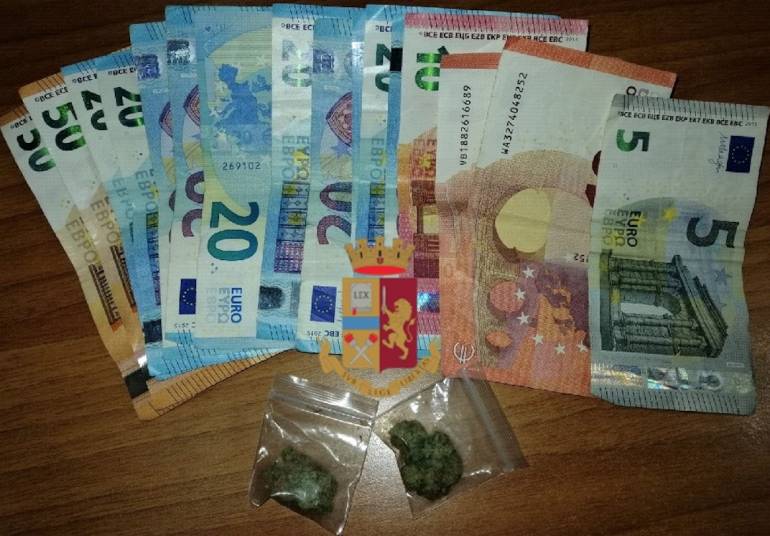 Spaccio a Napoli, denunciato un pusher a Secondigliano