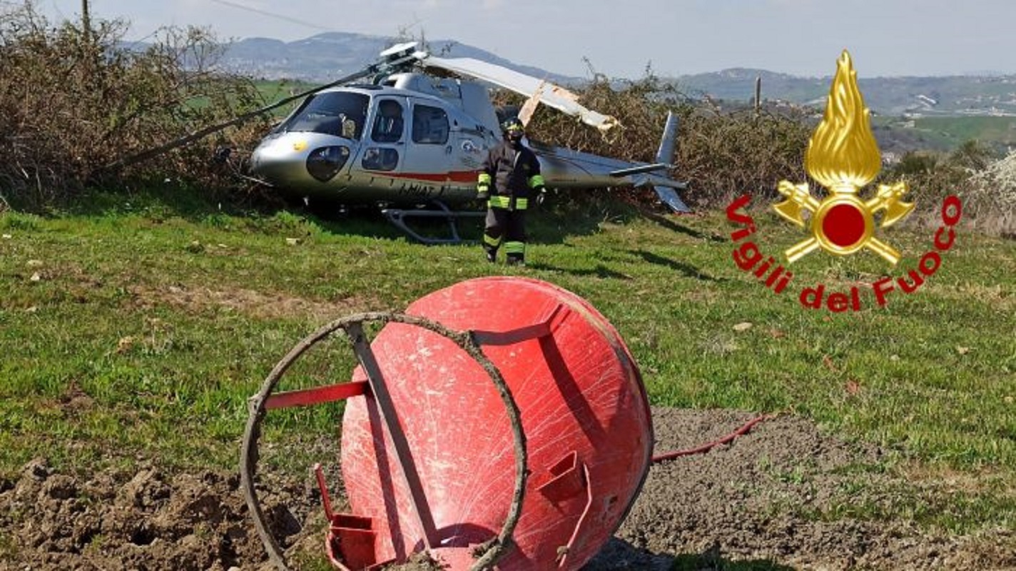 Elicottero per trasporto calcestruzzo cade in Irpinia: pilota ferito
