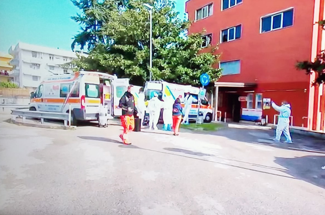 ambulanze in fila al covid center di Scafati