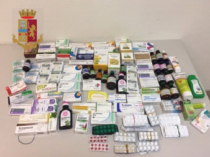Napoli, vende farmaci in strada: denunciata