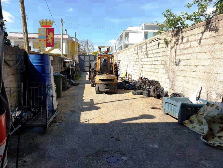 Rifiuti abbandonati nel parcheggio della rivendita di auto