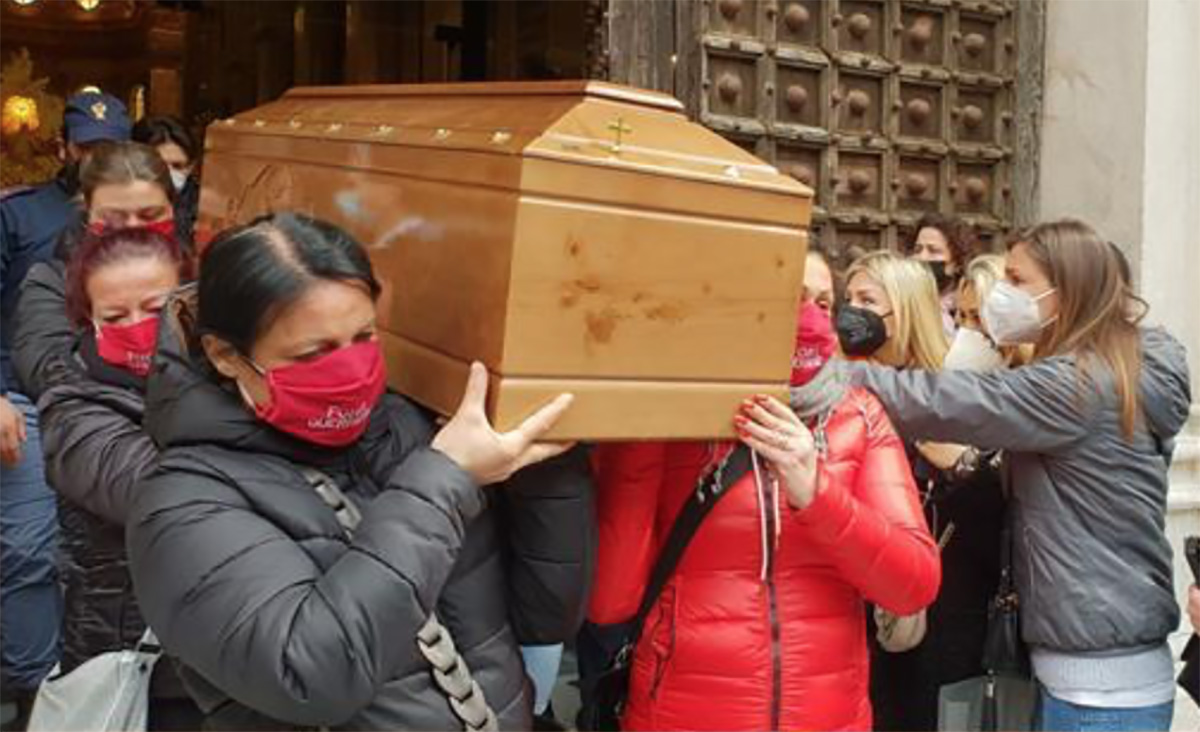 Commozione ai funerali di Ornella: la bara sulle spalle delle ‘Guerriere’
