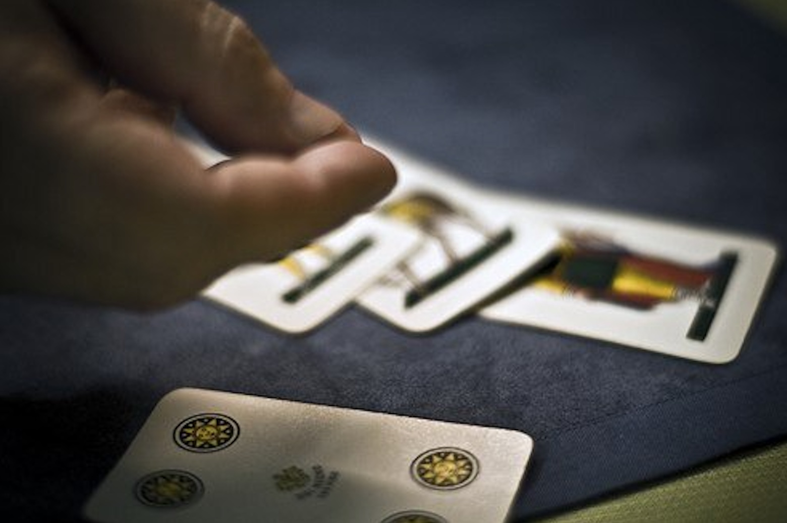 Napoli, scoperti a giocare a carte in un B&B: sanzionati