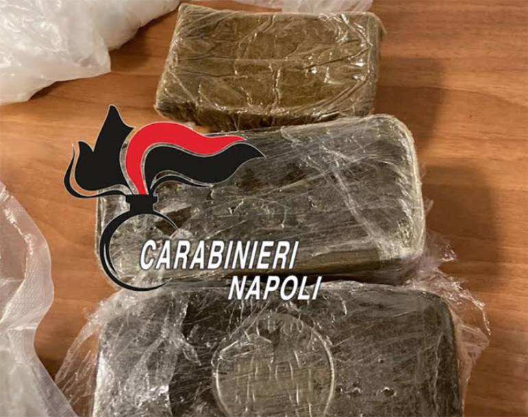 Napoli, droga e armi nascoste nella spazzatura e auto abbandonate