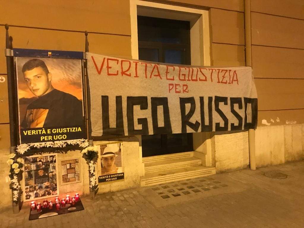 Napoli, oltre alla rimozione del murale ci sono anche le cappelle abusive dedicate al baby rapinatore Ugo Russo