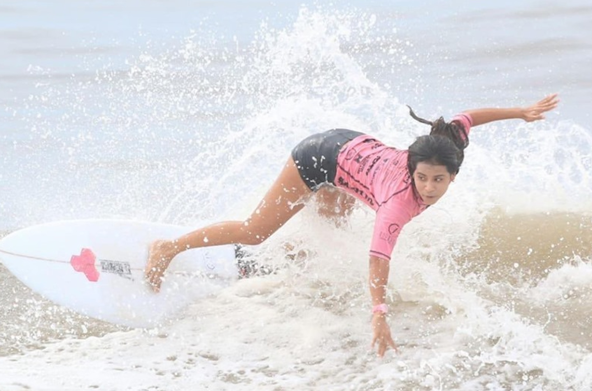 Campionessa di surf muore colpita da un fulmine