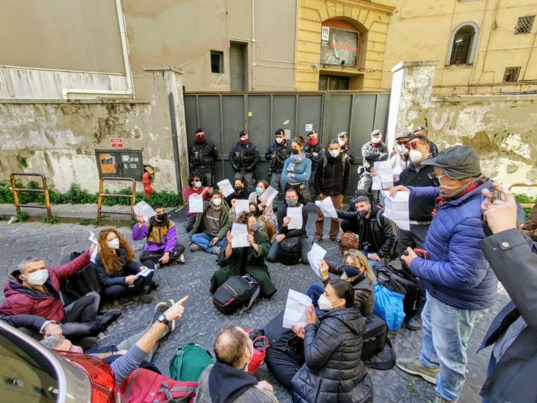 Napoli, protesta dei lavoratori dello spettacolo al Teatro Mercadante
