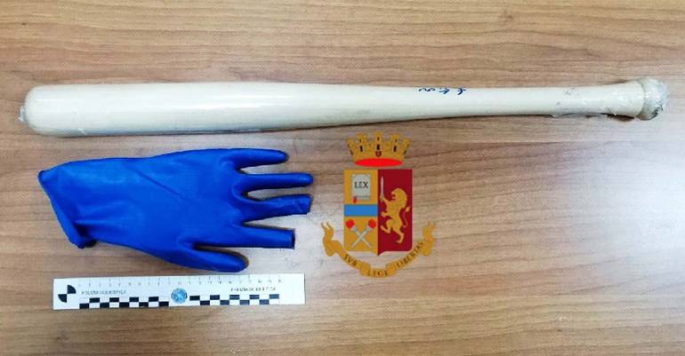 Napoli, a Scampia donna minacciata dall’ex con mazza da baseball: arrestato 49enne