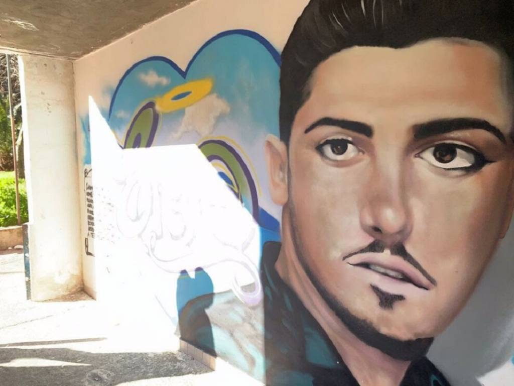 Napoli, via il murale dell’assassino di Cesarano e l’altarino per il rapinatore di Rolex