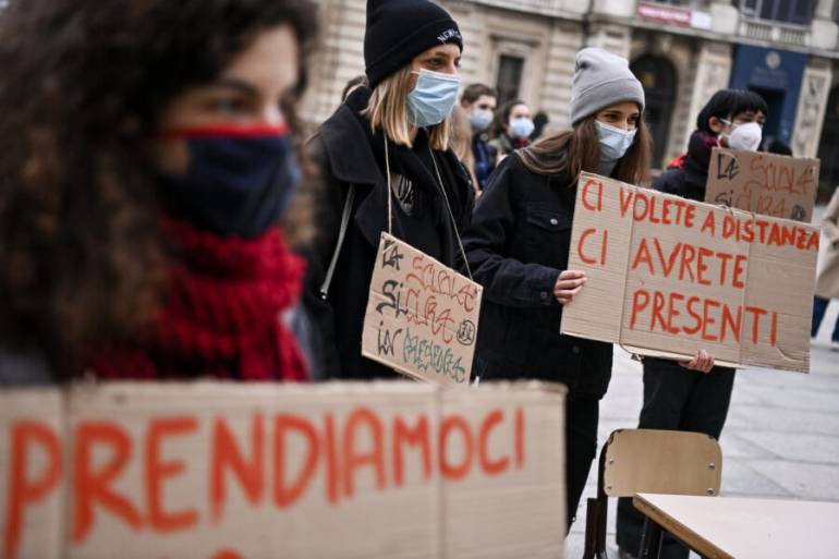 Coronavirus, Napoli: no dad ‘festeggiano’ un anno di chiusura della scuola