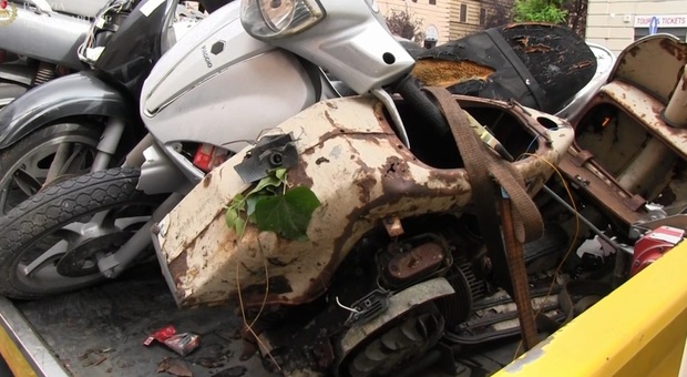 Napoli, la Polizia Locale preleva 300 veicoli abbandonati in strada