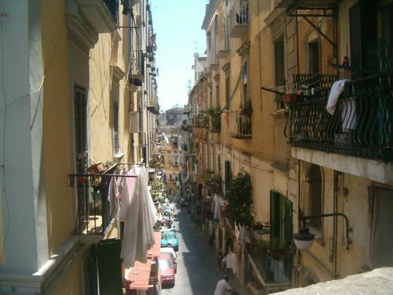 Napoli, baby gang assalta ambulanza dopo un soccorso Covid
