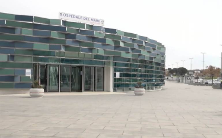 Napoli, ruba ai pazienti dell’ospedale del Mare: denunciato
