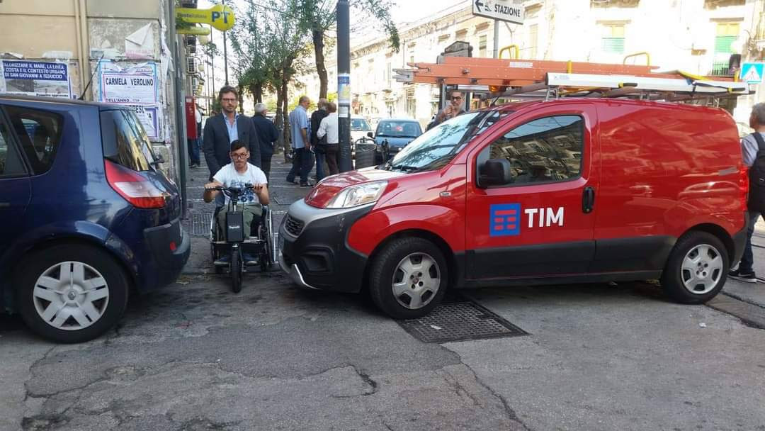 A Barra i disabili costretti a muoversi al centro della carreggiata per le auto che occupano i marciapiedi